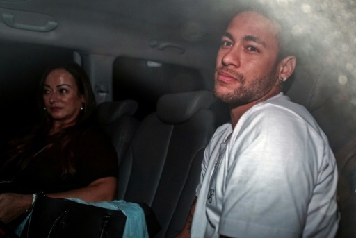 La star du football Neymar (D) et sa mère Nadine Goncalves Da Silva à leur arrivée à Belo Horizonte, au Brésil, le 2 mars 2018, où l'attaquant doit subir une opération © NELSON ALMEIDA AFP