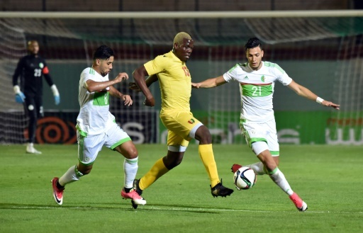 L'Algérien Saphir Taïder (g) marque le Guinéen  Pogba Mathias (c) lors d'un match amical à Blida, le 6 juin 2017 © RYAD KRAMDI AFP/Archives