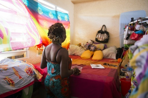 Une femme près de son lit dans un abri fourni par le gouvernement à Saint-Martin le 28 février 2018, six mois après le passage des ouragans Irma et Maria © Lionel CHAMOISEAU AFP