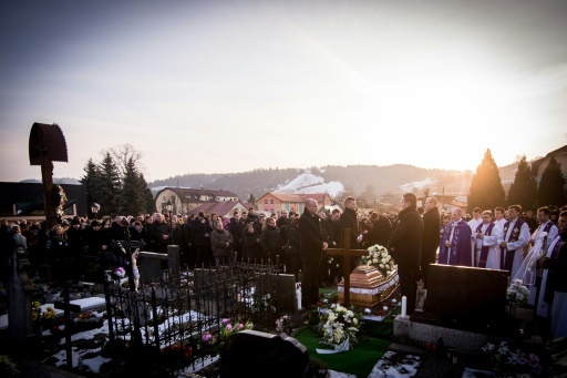 Des centaines de personnes assistent, le 3 mars 2018, à Stiavnik, dans le nord de la Slovaquie, aux obsèques du journaliste Jan Kuciak assassiné alors qu'il enquêtait sur des faits de corruption présumée en lien avec la mafia italienne © VLADIMIR SIMICEK AFP