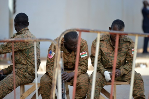 Des soldats burkinabè se reposent à Ougadougou le 3 mars 2018, au lendemain de la double attaque contre l'ambassade de France et l'état-major. © Ahmed OUOBA AFP