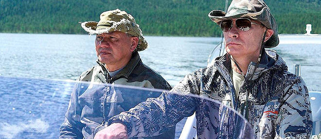 Vladimir Poutine et le ministre russe de la D&#233;fense, Sergei Shoigu, lors de vacances.