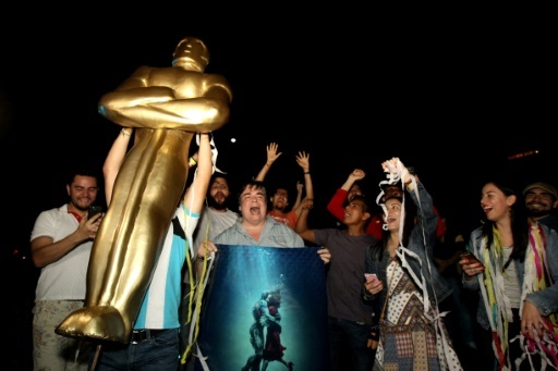 Des fans de Guillermo del Toro célèbrent l'Oscar décerné au réalisateur mexicain, le 4 mars 2018 à Guadalajara, sa ville natale © Ulises Ruiz AFP