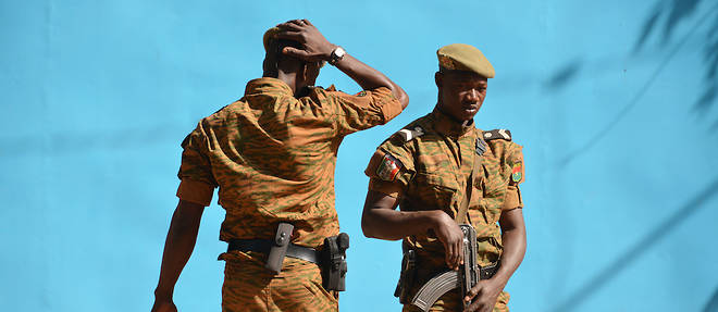 Des militaires burkinab&#232; patrouillent sur le toit du quartier g&#233;n&#233;ral de l'arm&#233;e &#224; Ouagadougou, le 3 mars 2018,