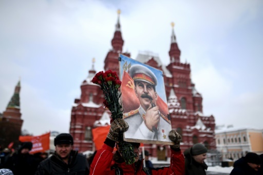 Des communistes sur la place Rouge à Moscou pour commémorer le 65e anniversaire de la mort de Staline © Kirill KUDRYAVTSEV AFP