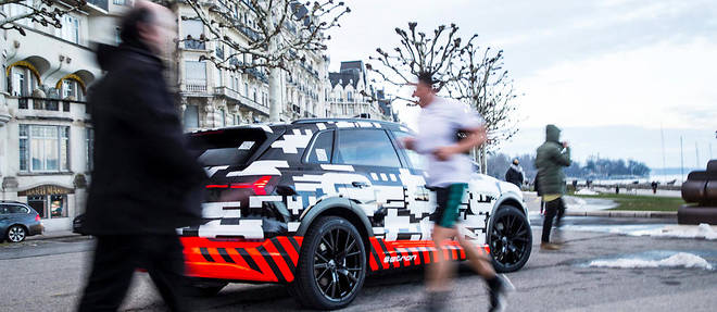 Le prototype Audi e-tron n'est pas au salon mais circule, &#224; 250 exemplaires camoufl&#233;s, dans les rues de Gen&#232;ve.