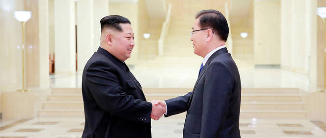 Kim Jong-un serre la main de Chung Eui-yong, chef de la d&#233;l&#233;gation sud-cor&#233;enne, lors d'une rencontre &#224; Pyongyang le 5 mars 2018.