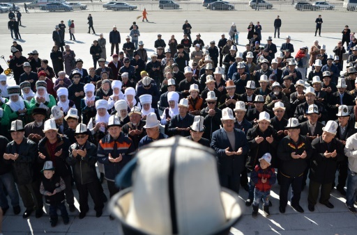 Des Kirghizes portent le chapeau traditionnel, lors de la Journée nationale du Ak-Kalpak à Bichkek, le 5 mars 2018 © Vyacheslav OSELEDKO AFP