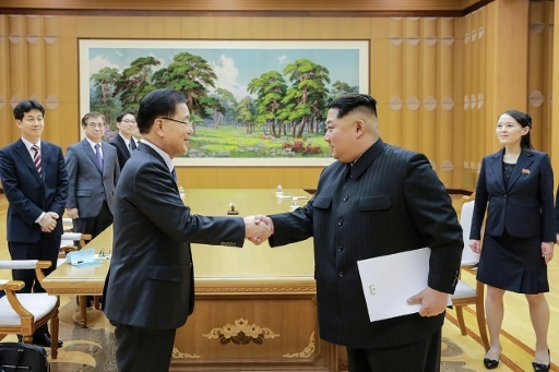 Le leader nord-coréen Kim Jong-Un (à droite) reçoit l'émissaire sud-coréen Chung Eui-ong lundi à Pyongyang © handout The Blue House/AFP
