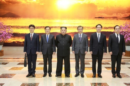 Le leader nord-coréen Kim Jong Un (troisième à partir de la gauche) pose avec les cinq membres de la délégation sud-coréenne lundi à Pyongyang © handout The Blue House/AFP