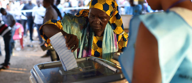 Une femme a vot&#233; lors des &#233;lections g&#233;n&#233;rales, le 7 mars, dans un bureau de vote &#224; Freetown.