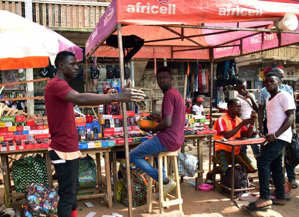 Des vendeurs de téléphones mobiles à un étal au marché de Makeni, dans le nord de la Sierra Leone. ©  AFP/Issouf Sanogo 