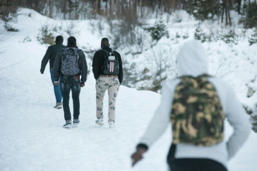 Des migrants ivoiriens marchent dans la neige pour traverser la frontière franco-italienne, le 13 janvier 2018 près de Bardonecchia © Piero CRUCIATTI AFP