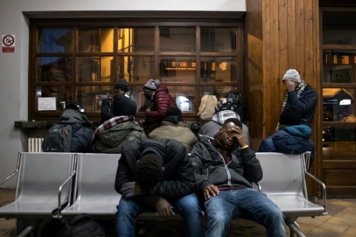 Des migrants dans la salle d'attente de la gare de Bardonecchia, le 13 janvier 2018 en Italie © Piero CRUCIATTI AFP