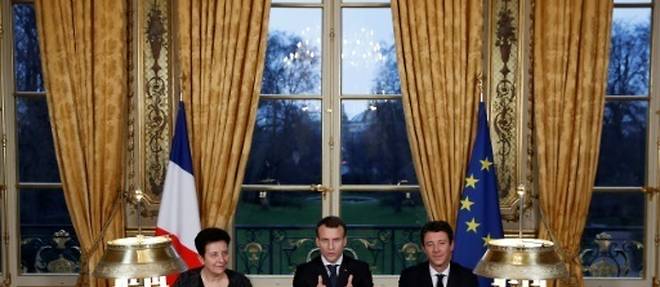 Macron signe en direct la loi sur l'acces a l'universite, sa 7eme loi