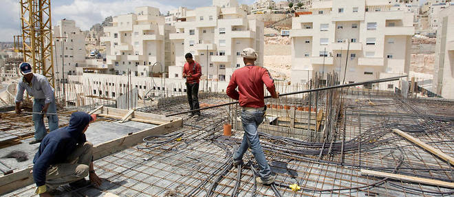 Le 23 avril 2010, des ouvriers palestiniens construisent la nouvelle colonie de Har Homa, &#224; J&#233;rusalem-Est. &#171;&#160;Au cours des derni&#232;res ann&#233;es, Isra&#235;l a &#233;tabli plus d&#8217;une centaine de nouvelles colonies dans toute la Cisjordanie&#160;&#187;, affirme le directeur de B'Tselem.