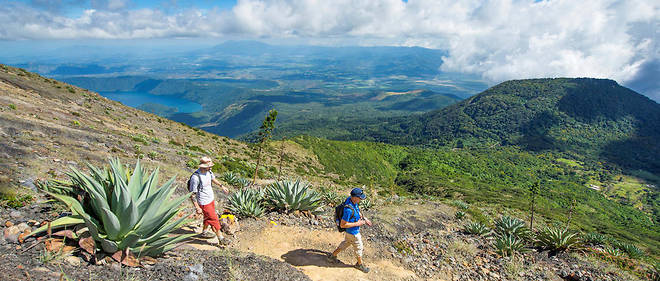 Des pentes du volcan Santa Ana, au Salvador, les points de vue sur le lac de Coatepeque, la&#160;r&#233;serve naturelle du&#160;Cerro Verde ou l&#8217;oc&#233;an Pacifique sont spectaculaires.