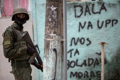 Un soldat brésilien en patrouille dans la favela Vila Kennedy lors d'une opération de sécurité, le 7 mars 2018 à Rio de Janeiro © Mauro PIMENTEL AFP