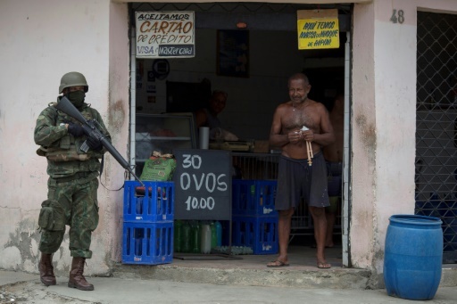 Un soldat brésilien en patrouille dans la favela Vila Kennedy lors d'une opération de sécurité, le 7 mars 2018 à Rio de Janeiro © Mauro PIMENTEL AFP