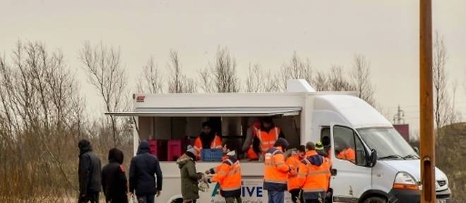 Calais: debuts balbutiants de la distribution des repas par l'Etat aux migrants