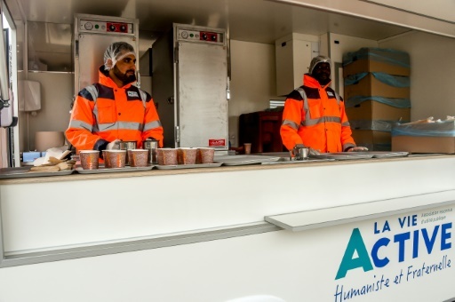 Des membres de l'association Vie Active, mandatée par l'Etat, se préparent pour la distribution de repas aux migrants de Calais, le 6 mars 2018 © Philippe HUGUEN AFP