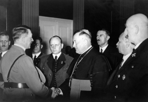 Adolf Hitler est reçu par l'archevêque d'Autriche Theodor Innitzer à Vienne le 15 mars 1938.  ©  FRANCE PRESSE VOIR/AFP/Archives