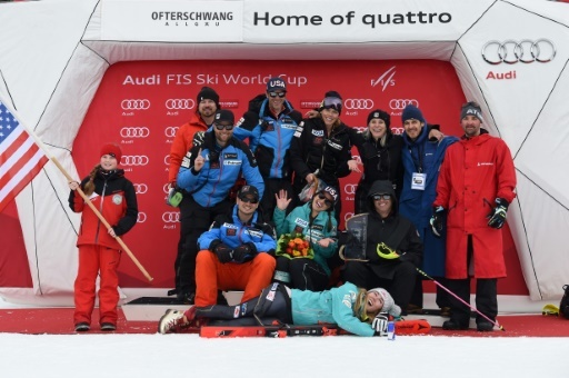 Mikaela Shiffrin pose avec les membres de son équipe après sa victoire au slalom d'Ofterschwang le 10 mars 2018 © Christof STACHE AFP