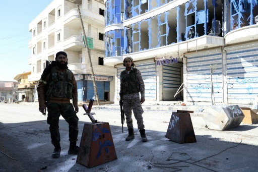 Des rebelles syriens alliés à l'armée turque tiennent un check-point dans la ville de Jandairis, dans l'enclave d'Afrine, après sa prise à des combattants kurdes, le 9 mars 2018 © OMAR HAJ KADOUR AFP