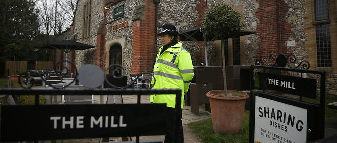 Un policier devant le pub The Mill &#224; Salisbury, le 11 mars 2018.