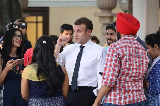 Le président Emmanuel Macron (C) parle avec des étudiants indiens à New Delhi le 10 mars 2018 © Ludovic MARIN AFP