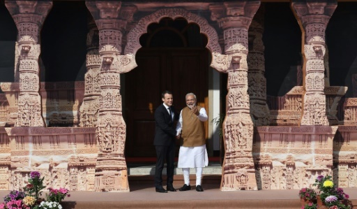 Le Premier ministre indien Narendra Modi (D) accueille le président français Emmanuel Macron pour le sommet fondateur de l'Alliance solaire internationale à New Delhi, le 11 mars 2018 © Prakash SINGH AFP
