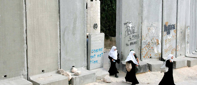 Trois Palestiniennes traversant le mur de s&#233;paration &#233;rig&#233; par Isra&#235;l dans la ville d'Abu Dis, en banlieue de J&#233;rusalem, en mai 2006.&#160;
&#160;
&#160;
&#160;
