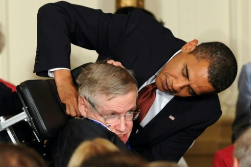 L'astrophysicien britannique Stephen Hawking, décédé le 13 mars 2018, avait rencontré le président américain Barack Obama à la Maison Blanche le 12 août 2009 © JEWEL SAMAD AFP/Archives
