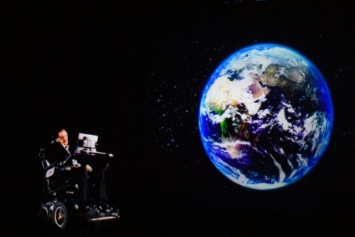 L'astrophysicien britannique Stephen Hawking (G), décédé le 13 mars 2018 à l'âge de 78 ans, était apparu sous la forme d'un hologramme le 24 mars 2017 à Hong Kong © Anthony WALLACE AFP