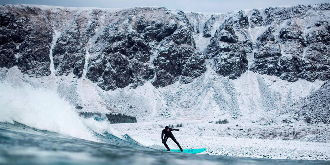 fantastiske bilder av surfere fra det fjerne nord