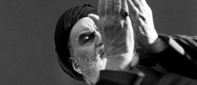 L'ayatollah Khomeiny en d&#233;cembre 78 &#224; Neauphle-le-Ch&#226;teau en r&#233;gion parisienne. Soutenu par la gauche dans sa lutte contre le Shah d'Iran, il &#233;crasa la gauche iranienne arriv&#233;e au pouvoir.