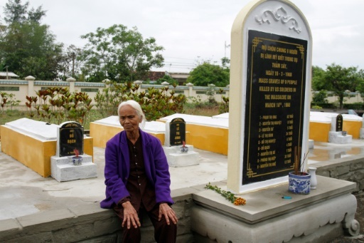 Pham Thi Thuan, 80 ans, au cimetière du village de Son My le 15 mars 2018 à l'occasion des commémorations du cinquantenaire du massacre de My Lai commis par les Américains durant la guerre du Vietnam © Nhac Nguyen AFP