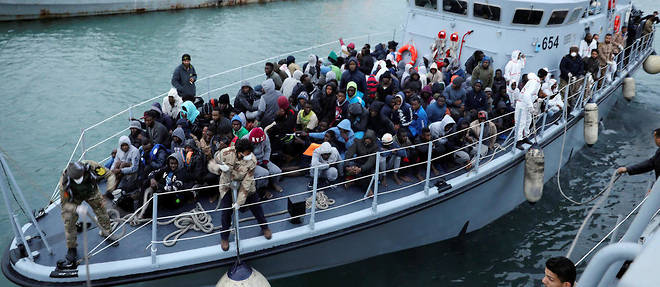 Des migrants subsahariens accostent &#224; Tripoli apr&#232;s leur sauvetage par des gardes-c&#244;tes libyens, le 9 janvier 2018.&#160;