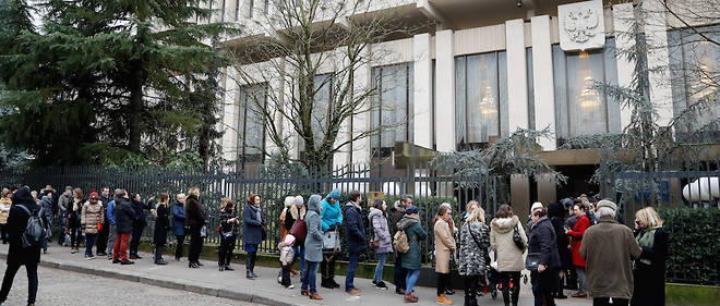 La file d'attente devant l'ambassade de Russie &#224; Paris, o&#249; les expatri&#233;s pouvaient voter pour la pr&#233;sidentielle ce dimanche.&#160;