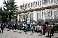  La file d'attente devant l'ambassade de Russie à Paris, où les expatriés pouvaient voter pour la présidentielle ce dimanche.   (C)FRANCOIS GUILLOT