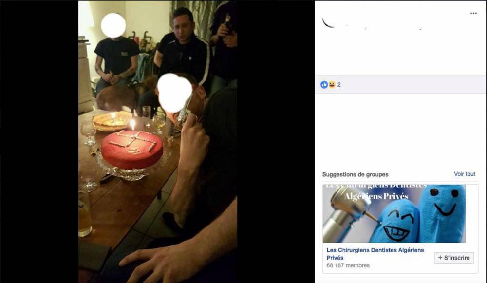 <p>Capture d'écran d'une photographie de Steven Bissuel attablé autour d'un gâteau orné d'une croix gammée.</p><section class=
