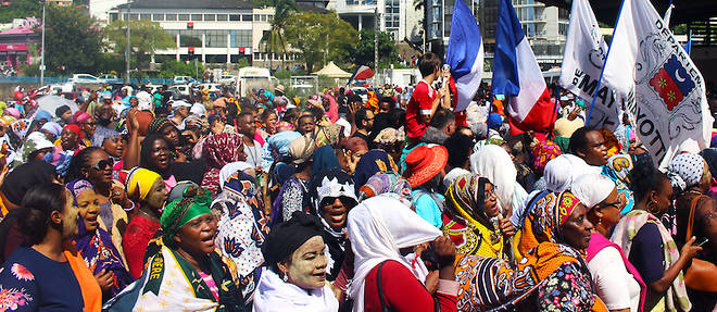 Des manifestants, dont beaucoup de femmes, protestent avec, &#224; la main, les drapeaux fran&#231;ais et du d&#233;partement de Mayotte, sur la place de la R&#233;publique le 13 mars 2018. Plus que jamais, la situation est tendue.