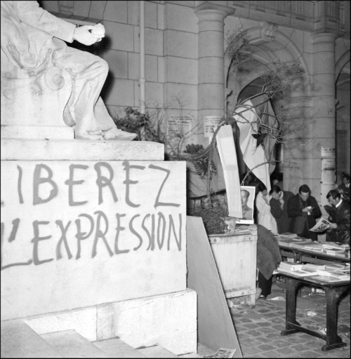 Ün graffiti "Libérerz l'expression" sur une statue dans la cour de la Sorbonne, le 20 mai 1968 à Paris ©  AF/AFP/Archives
