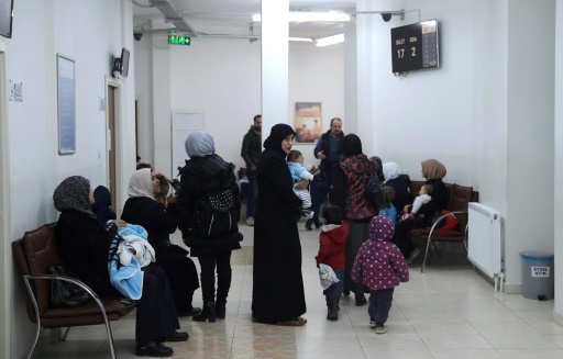 Des patients syriens attendent d'être soignés par leurs compatriotes dans un centre de soins à Ankara, le 22 février 2018 © ADEM ALTAN AFP