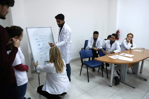 Des docteurs syriens participent à une séance de formation, le 22 février  2018 dans un centre de soins à Ankara où ils vont accueillir des patients syriens réfugiés en Turquie © ADEM ALTAN AFP
