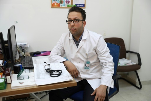 Le docteur syrien Mohammed Khattab dans une salle de consultation du centre de soins dédié aux réfugiés syriens à Ankara, le 22 février 2018 © ADEM ALTAN AFP