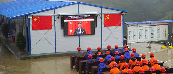 Les ouvriers d'un chantier routier regardent le discours d'ouverture du 19e congr&#232;s du PCC le 18 octobre 2017.