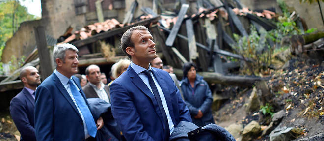 Emmanuel Macron aux c&#244;t&#233;s de Philippe de Villiers lors de sa visite au Puy du Fou le 19 ao&#251;t 2016.
&#160;