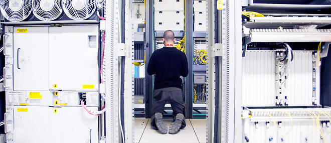 Technicien intervenant sur les serveurs d'un datacenter &#224; Marseille (image d'illustration).&#160;