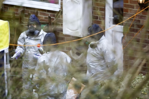 Des enquêteurs dans le jardin de la maison de Sergueï Skripal à Salisbury, en Angleterre, le 22 mars 2018 © Geoff CADDICK AFP